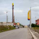 Ikea � Posta tra la statale 100 e la ferrovia Sud-Est si apre una particolare sottozona di Mungivacca che comprende una caserma dell�Aeronautica, una fermata del treno, una serie di capannoni industriali, una famosa ex discoteca e alcune antiche strade rurali che la collegano al paese di Triggiano. Dal 2007 quest�area � per� famosa per ospitare la multinazionale svedese dell�Ikea